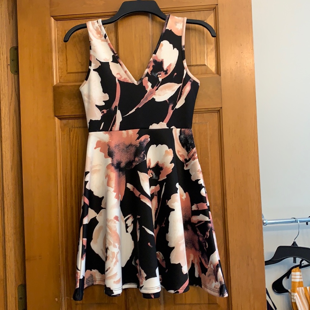 Summer dress V-neck. Sleeveless  Mauve and white floral print